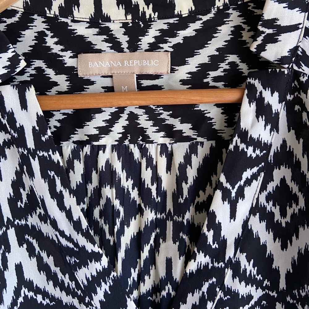 Large Banana Republic Top Like New - Picture 2 of 4